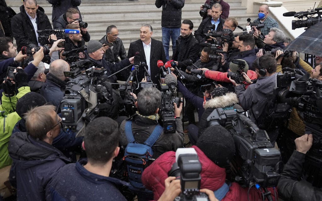 ראש ממשלת הונגריה ויקטור אורבן משוחח עם התקשורת אחרי הבחירות הכלליות במדינה, 3 באפריל 2022 (צילום: AP Photo/Petr David Josek)