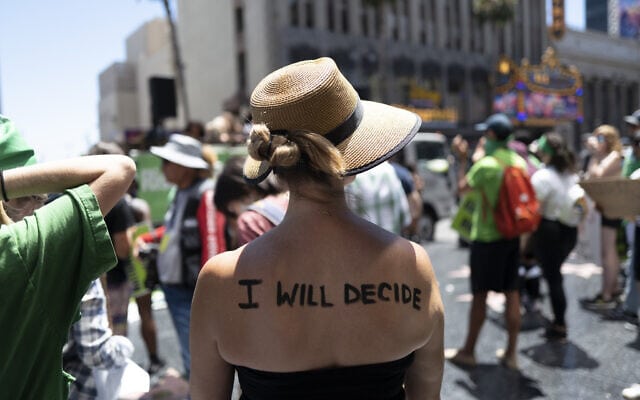 פעילים למען הזכות להפלה מפגינים בשדרות הוליווד בלוס אנג&#039;לס, 9 ביולי 2022 (צילום: AP Photo/Richard Vogel)