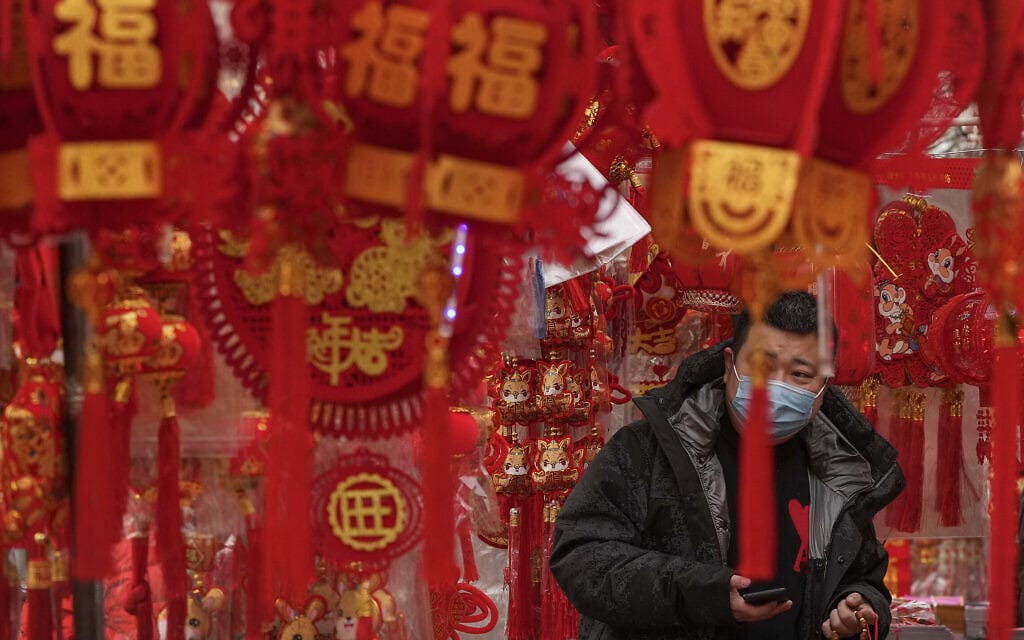 קישוטים לקראת ראש השנה של סין בשוק בביג&#039;ינג, 7 בינואר 2023 (צילום: AP Photo/Andy Wong)