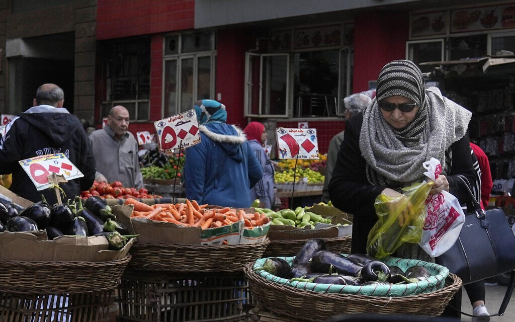 אזרחים מצרים קונים ירקות בשוק בקהיר, 12 בינואר 2023 (צילום: AP Photo/Amr Nabil)