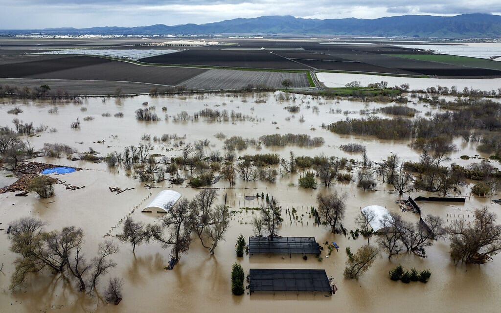 מונטריי בקליפורניה מוצפת לחלוטין בעקבות הסופות העזות שם, 13 בינואר 2023 (צילום: AP Photo/Noah Berger)
