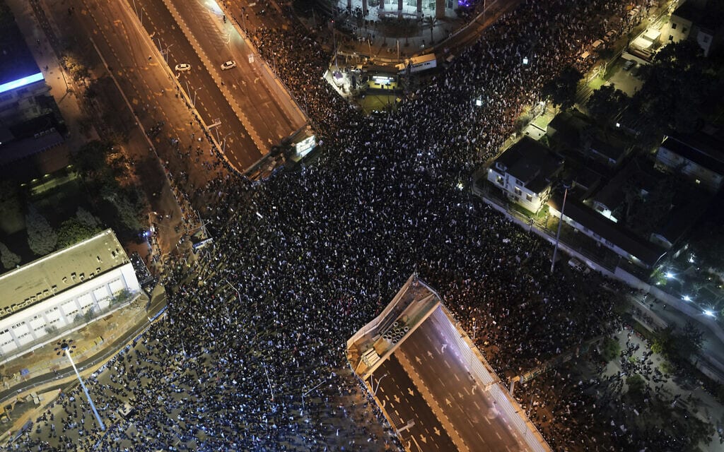 מפגינים נגד המהפכה המשפטית במחלף קפלן בתל אביב, 21 בינואר 2023 (צילום: Oded Balilty, AP)