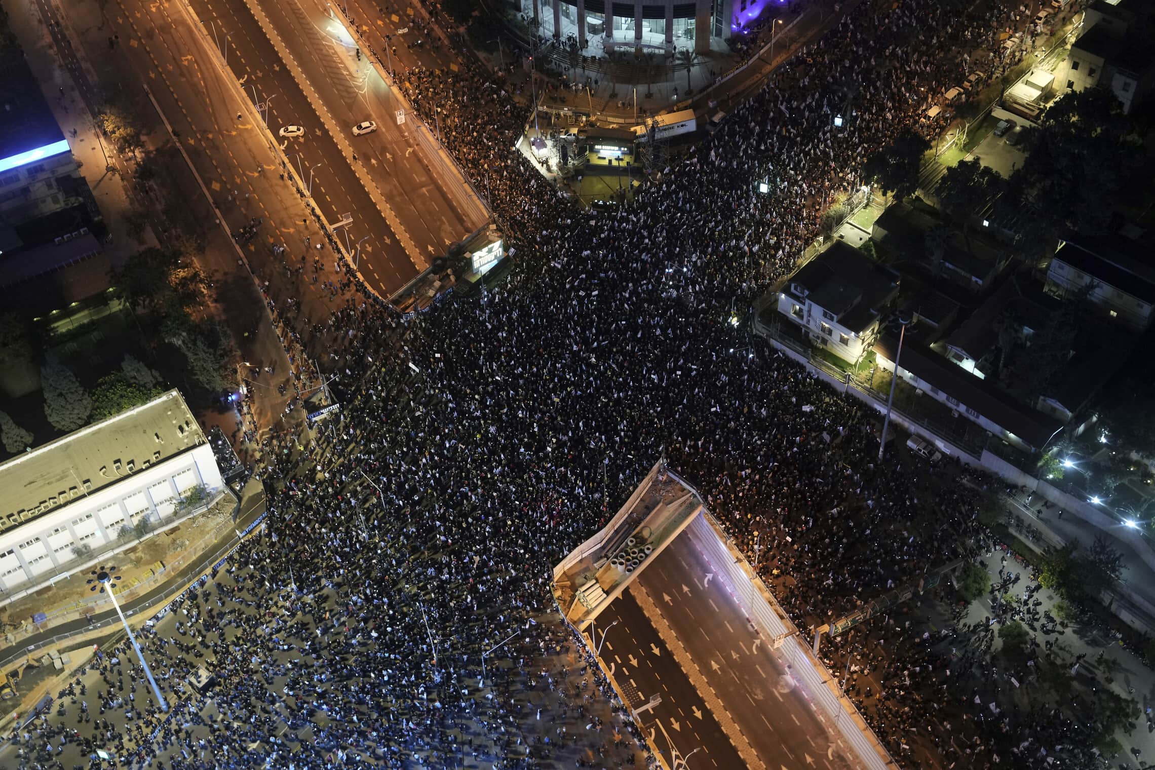 מפגינים המוחים נגד השינויים במערכת המשפט במחלף קפלן בתל אביב, 21 בינואר 2023 (צילום: Oded Balilty, AP)