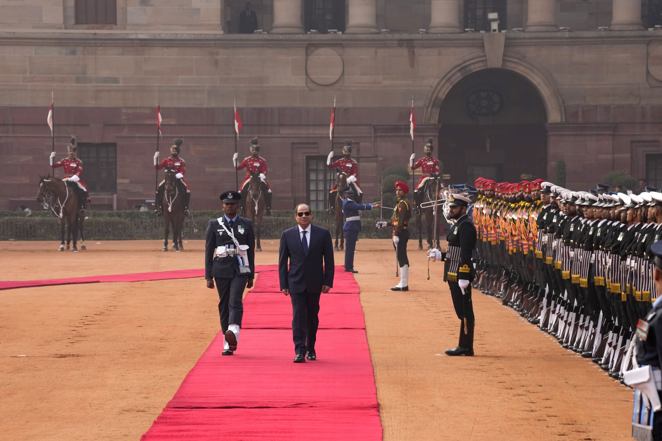 נשיא מצרים עבד אל־פתאח א־סיסי מתקבל על־ידי משמר הכבוד בארמון הנשיאות ההודי, ניו דלהי, 25 בינואר 2023 (צילום: AP Photo/Manish Swarup)