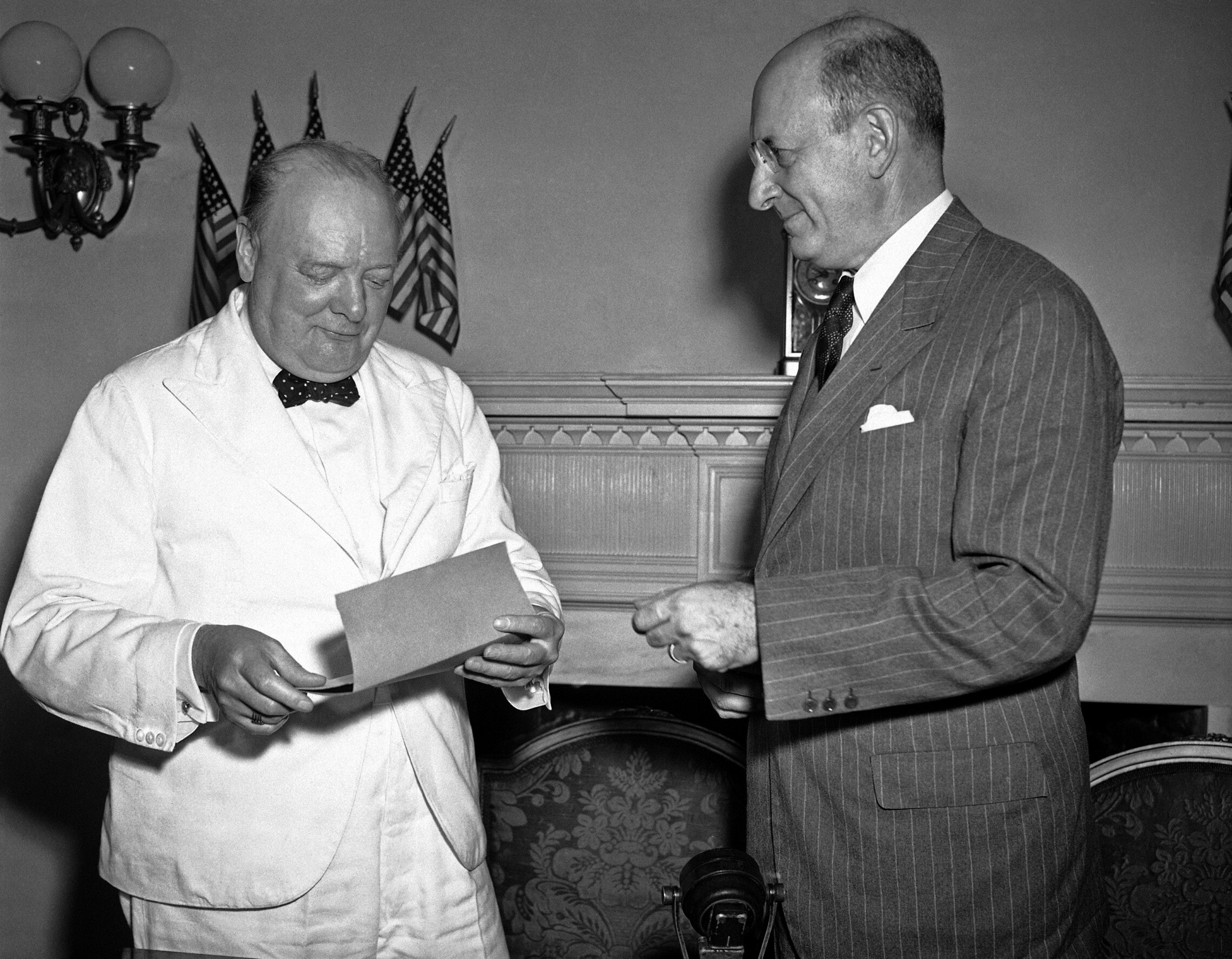 ראש ממשלת בריטניה וינסטון צ&#039;רצ&#039;יל מקבל משר האוצר הנרי מורגנטאו אג&quot;ח בשווי מאה דולר בעת ביקורו בבית הלבן, 3 בספטמבר 1943 (צילום: AP Photo/George R. Skadding)