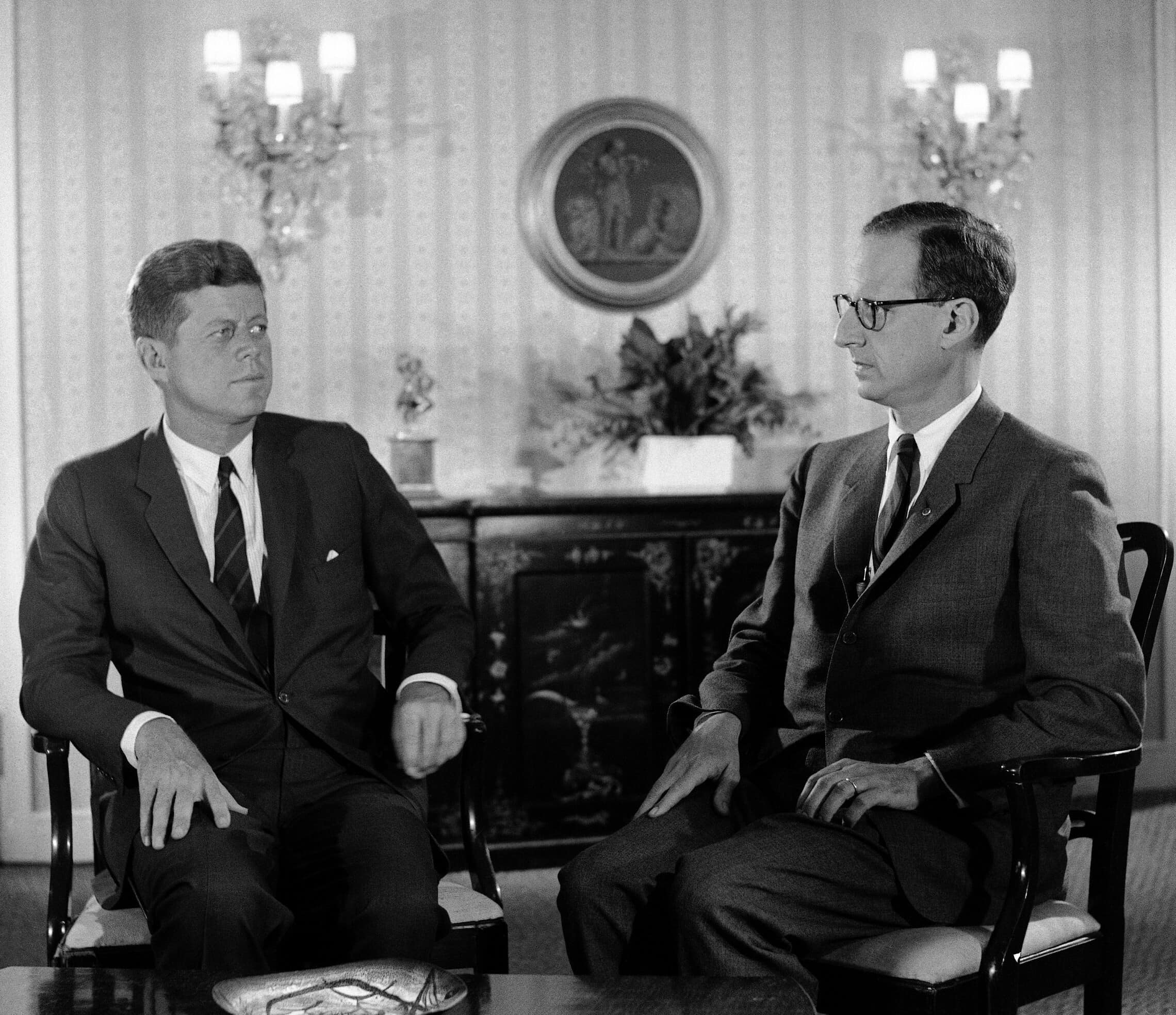 רוברט מורגנטאו והנשיא ג&#039;ון קנדי נפגשים במלון בניו יורק, 11 באוקטובר 1962 (צילום: AP Photo)