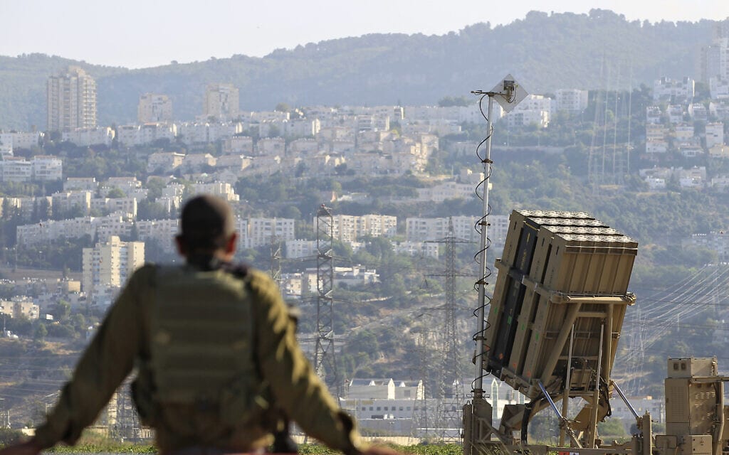 אילוסטרציה: חייל ליד סוללת כיפת ברזל בסמוך לחיפה, 2013 (צילום: AP Photo/Tsafrir Abayov)