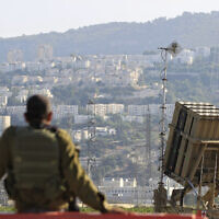 אילוסטרציה: חייל ליד סוללת כיפת ברזל בסמוך לחיפה, 2013 (צילום: AP Photo/Tsafrir Abayov)