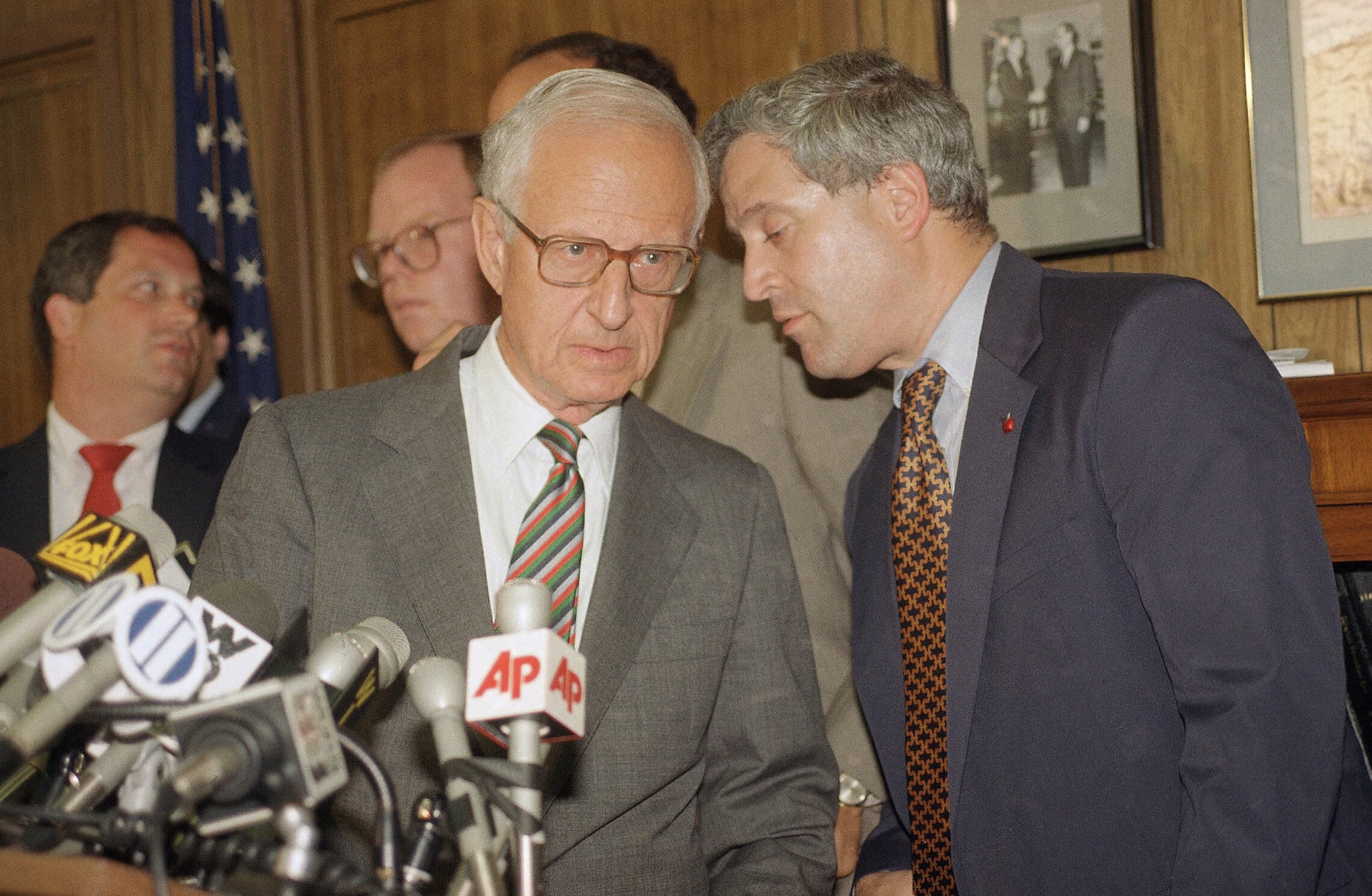 התובע הכללי רוברט מורגנטאו (משמאל) עם עוזרו ג&#039;ון מוסקו במסיבת עיתונאים בה הכריזו על הגשת כתב אישום נגד קלארק קליפורד ורוברט אלטמן על חלקם בפרשת BCCI, 29 ביולי 1992 (צילום: AP Photo/Kevin Larkin)