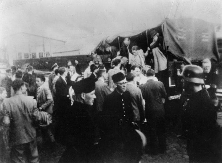 יהודים מגורשים מהולנד למחנות המוות בגרמניה, 6 ביולי 1943 (צילום: Bart de Kok/NIOD)