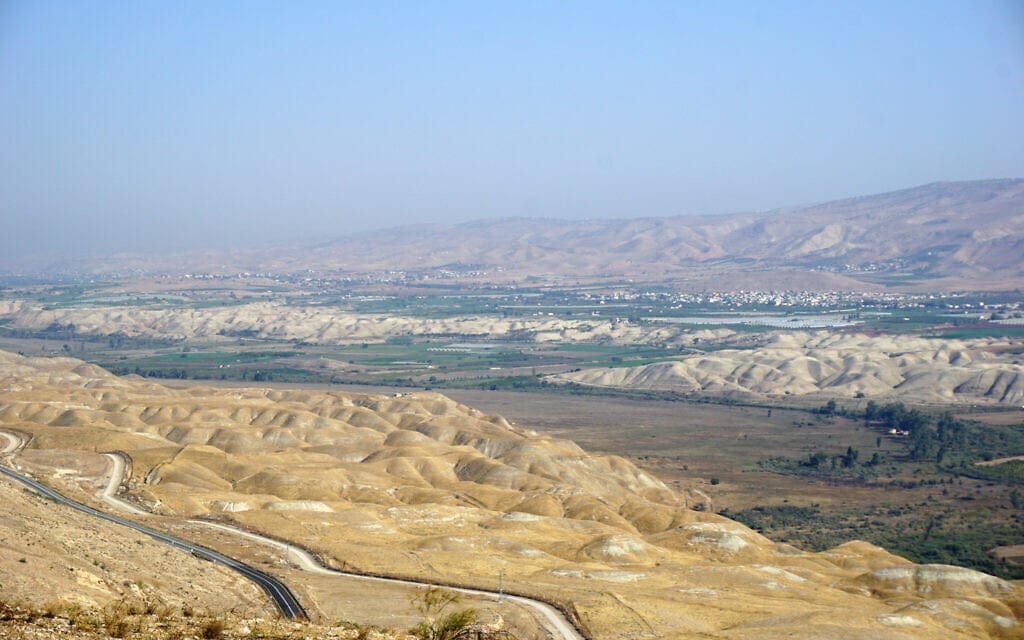 מבט על בקעת הירדן ממוצב צבאי ליד ההתנחלות חמדת שבגדה המערבית (צילום: עמנואל פביאן)