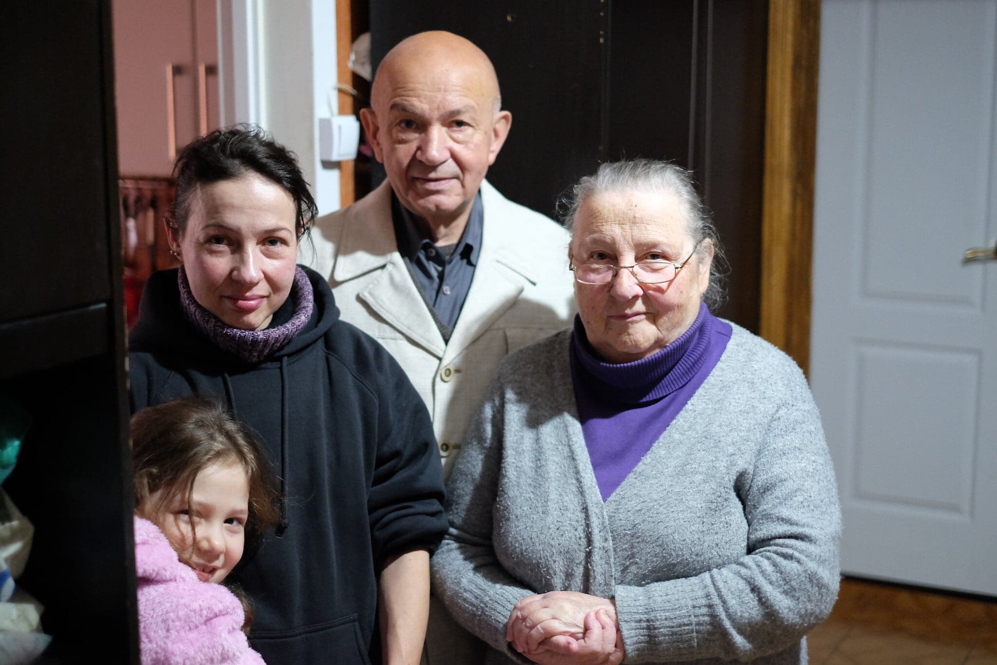 משפחת קרמלווה, משמאל: סופיה, אולגה, אלכסנדר ורופינה, בדירתם בקישינב, 30 בנובמבר 2022 (צילום: יהודה ארי גרוס)