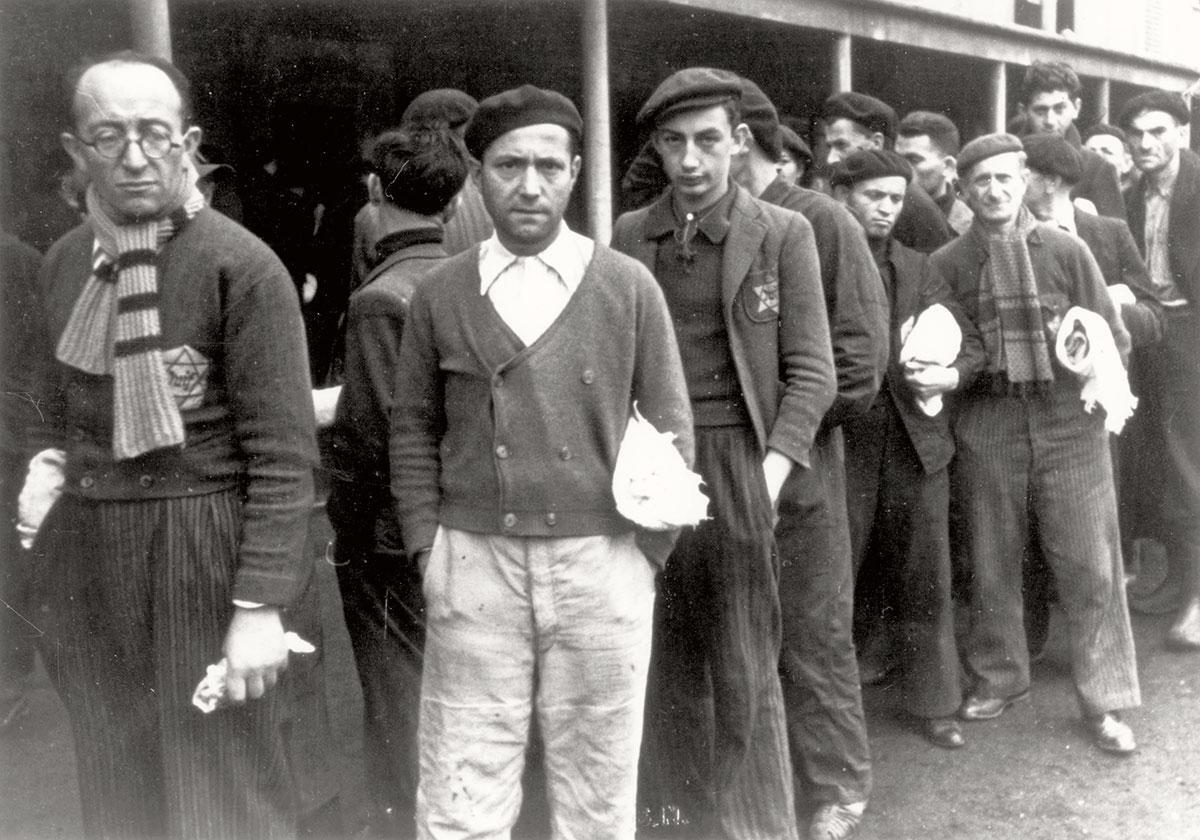 יהודים במחנה דראנסי, צרפת, 3 בדצמבר 1942 (צילום: רשות הציבור)