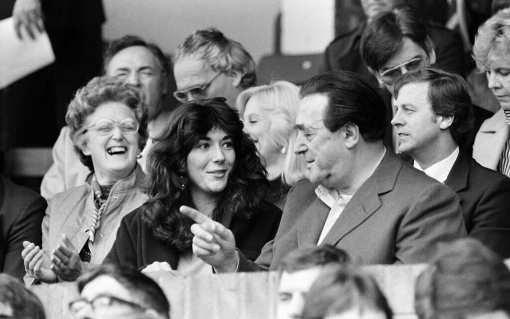 רוברט מקסוול ובתו גיליין צופים במשחק כדורגל בריטי, 13 באוקטובר 1984 (צילום: Trinity Mirror / Mirrorpix / Alamy Stock Photo)