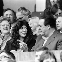 רוברט מקסוול ובתו גיליין צופים במשחק כדורגל בריטי, 13 באוקטובר 1984