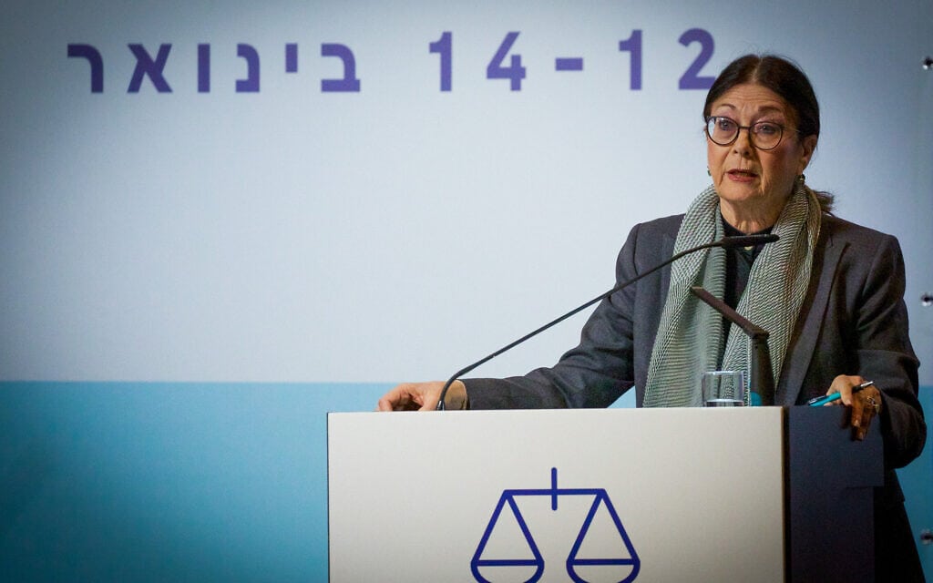נשיאת בית המשפט העליון אסתר חיות נושאת דברים בכנס העמותה למשפט ציבורי בחיפה, 12 בינואר 2023 (צילום: Shir Torem/Flash90)