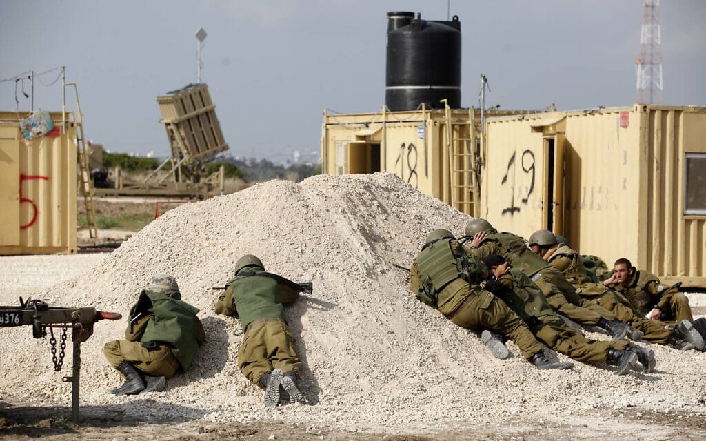 חיילים תופסים מחסה בעת יירוט בכיפת ברזל בתגובה לרקטה שנורתה מעזה, 19 בנובמבר 2012 (צילום: אדי ישראל/פלאש90)