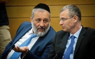 יו״ר ש״ס אריה דרעי עם ח״כ יריב לוין, 14 ביוני 2021 (צילום: יהונתן זינדל/פלאש90) יו״ר ש״ס אריה דרעי עם ח״כ יריב לוין, 14 ביוני 2021 (צילום: יהונתן זינדל/פלאש90)