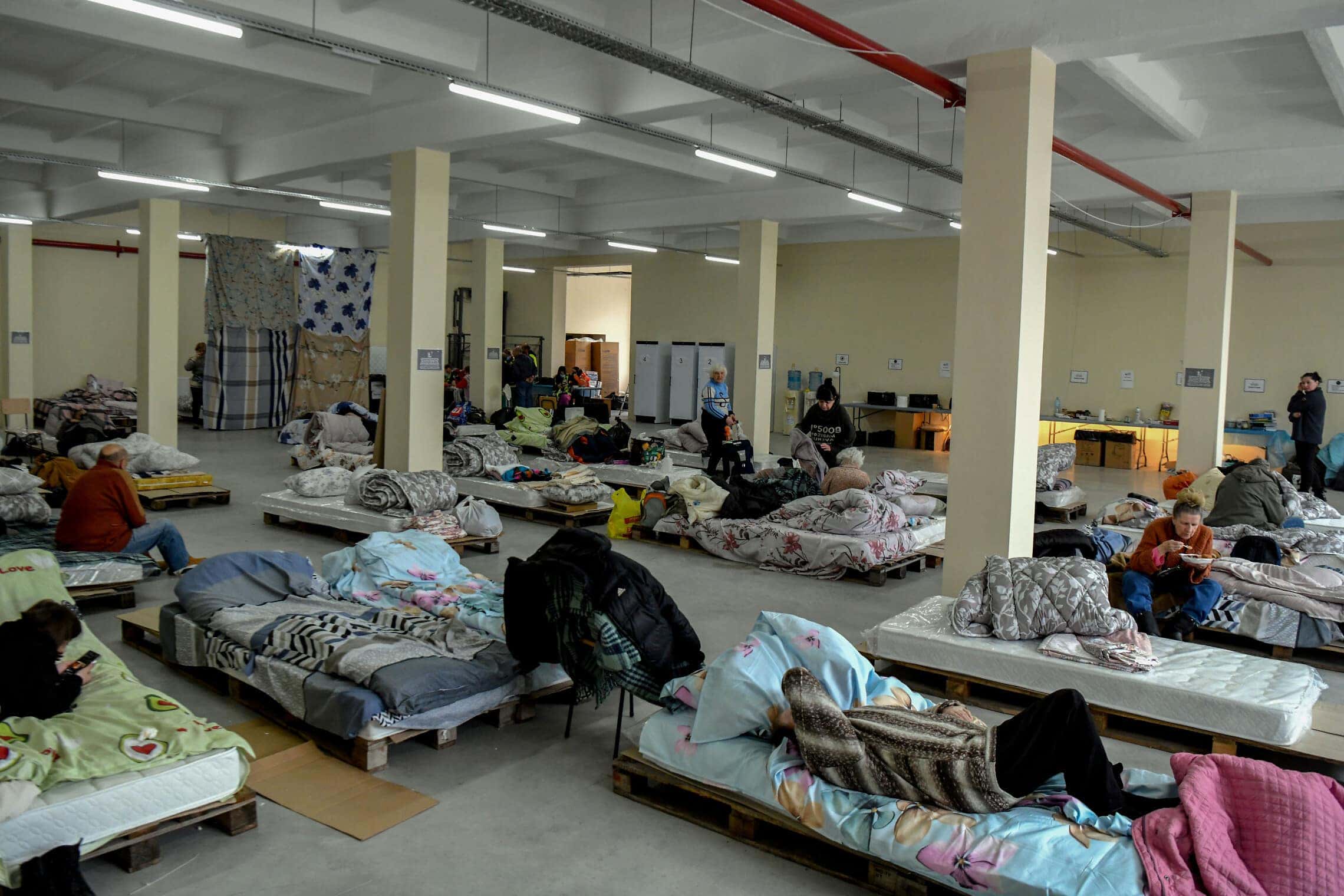 פליטים יהודים מאוקראינה נחים במקלט חירום בקישינב, מולדובה, 13 במרץ 2022 (צילום: יוסי זליגר/פלאש90)