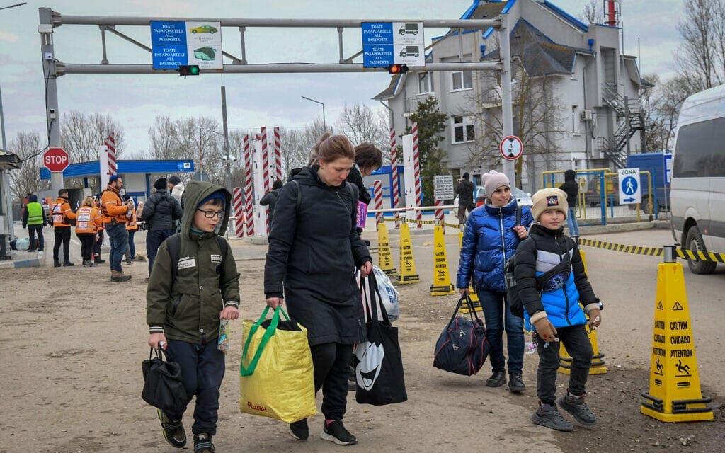 אוקראינים נמלטים ממדינתם בעקבות הפלישה הרוסית, בגבול פלנקה, מולדובה, 14 במרץ 2022 (צילום: יוסי זליגר/פלאש90)