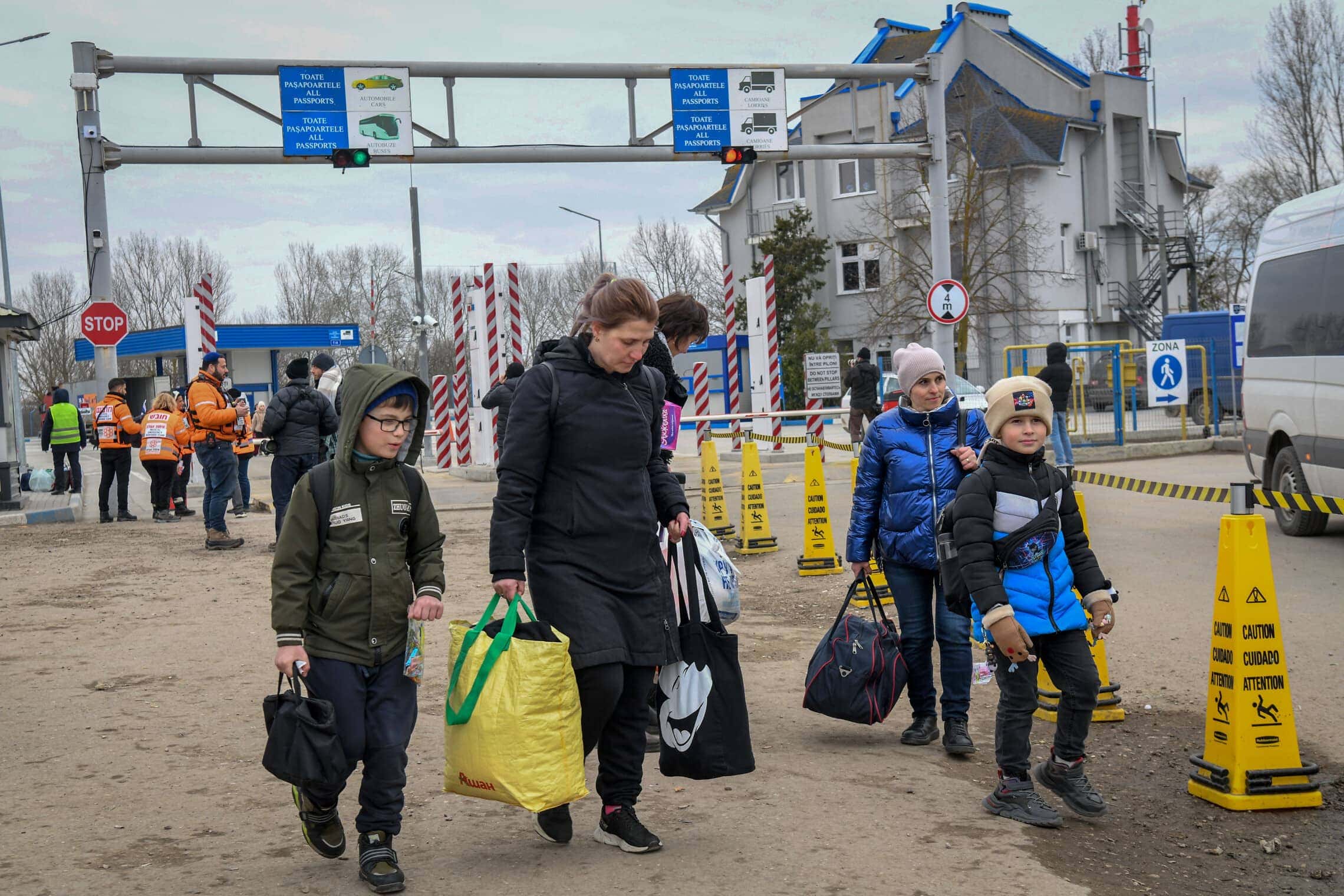 אוקראינים נמלטים ממדינתם בעקבות הפלישה הרוסית, בגבול פלנקה, מולדובה, 14 במרץ 2022 (צילום: יוסי זליגר/פלאש90)