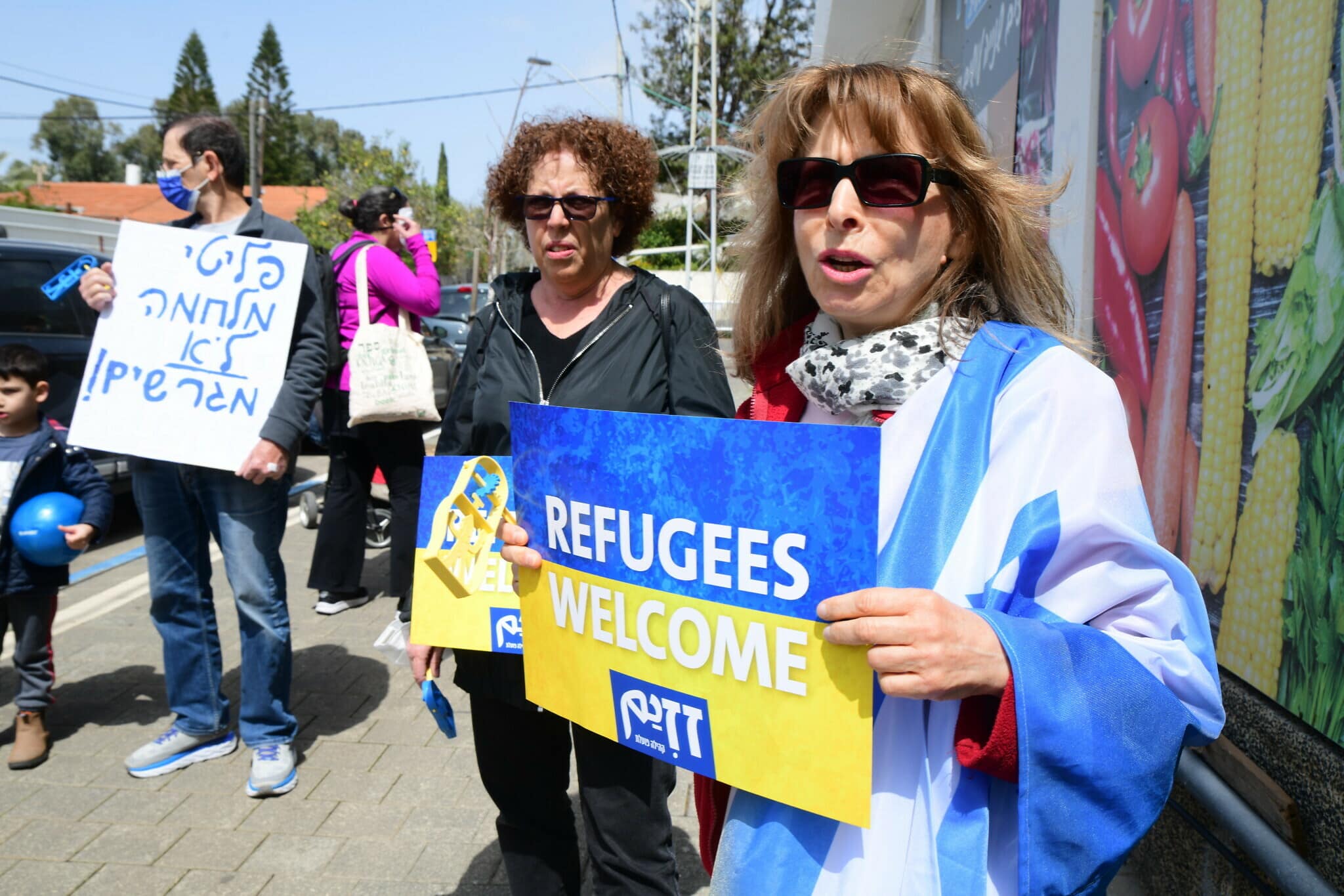 אילוסטרציה: ישראלים מפגינים נגד גירוש של פליטים מאוקראינה, 17 במרץ 2022 (צילום: Avshalom Sassoni/Flash90)