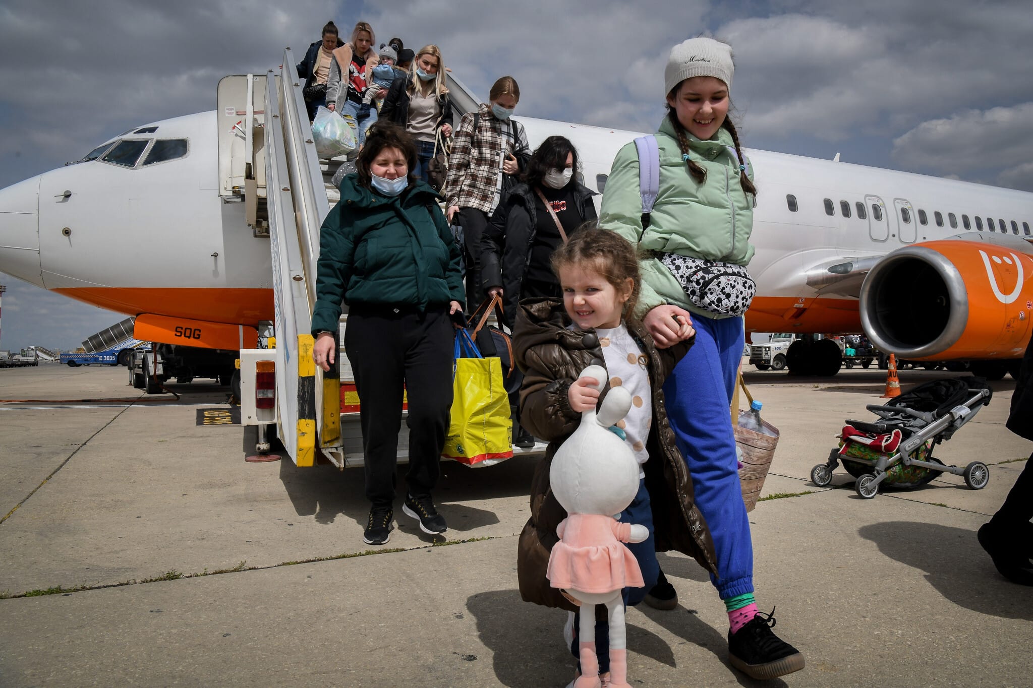 פליטים אוקראינים מגיעים לישראל בטיסת חילוץ, נמל התעופה בן־גוריון, 17 במרץ 2022 (צילום: Yossi Zeliger/Flash90)