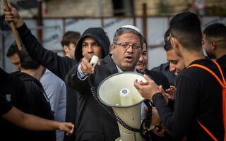 איתמר בן גביר, פעילי ימין ותלמידים מפגינים נגד מפגש עם פורום המשפחות השכולות הישראלי–פלסטיני מחוץ לתיכון רנה קסין בירושלים, 29 במרץ 2022 (צילום: Yonatan Sindel/Flash90) איתמר בן גביר, פעילי ימין ותלמידים מפגינים נגד מפגש עם פורום המשפחות השכולות הישראלי–פלסטיני מחוץ לתיכון רנה קסין בירושלים, 29 במרץ 2022 (צילום: Yonatan Sindel/Flash90)