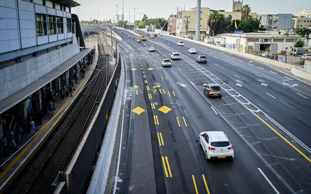 נתיב תחבורה ציבורית בדרך איילון בתל אביב. 31 ביולי 2022 (צילום: אבשלום ששוני/פלאש90)
