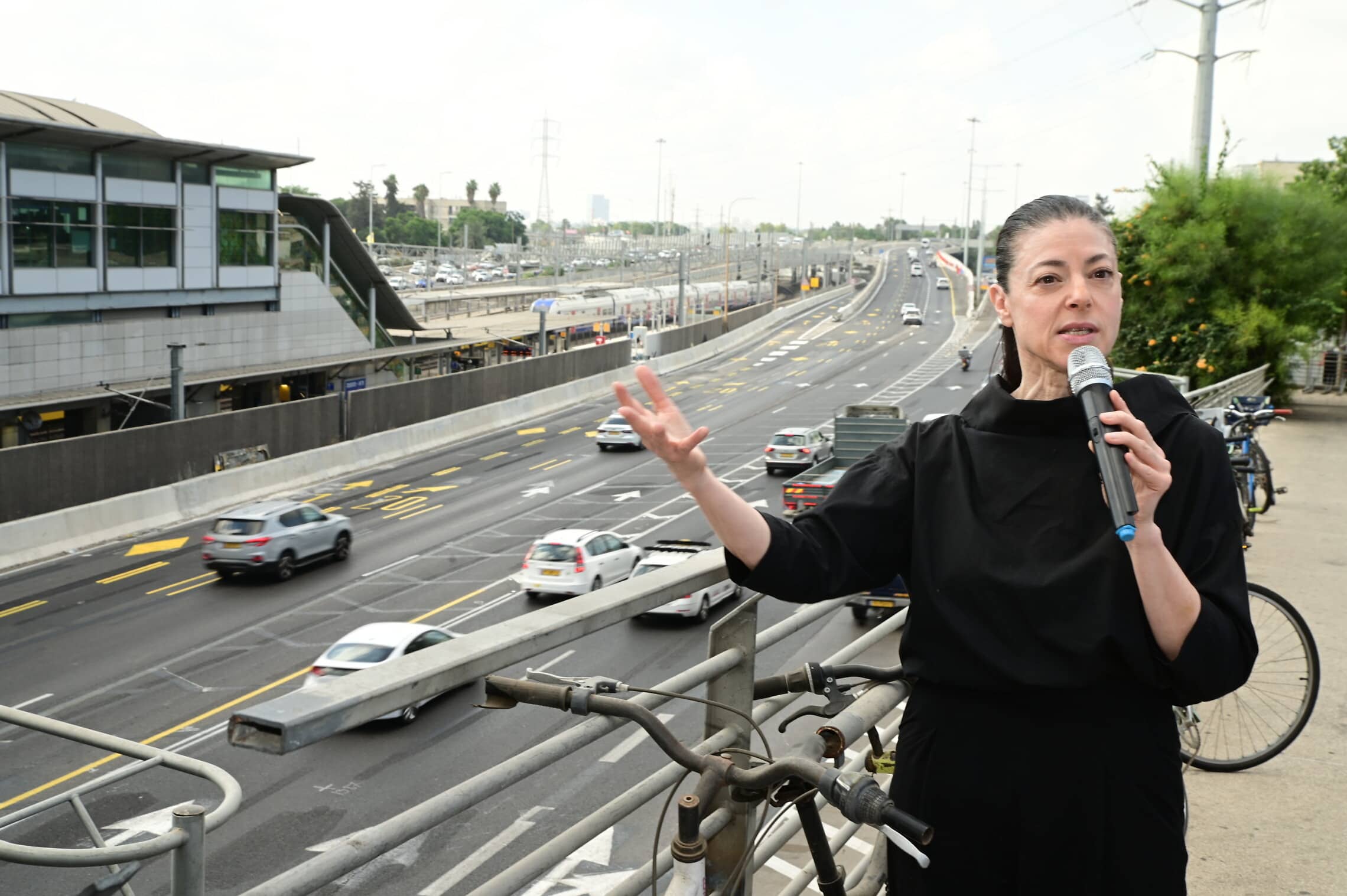 שרת התחבורה מרב מיכאלי בהשקת נתיב תחבורה ציבורית בדרך איילון בתל אביב. 31 ביולי 2022 (צילום: Avshalom Sassoni/Flash90)