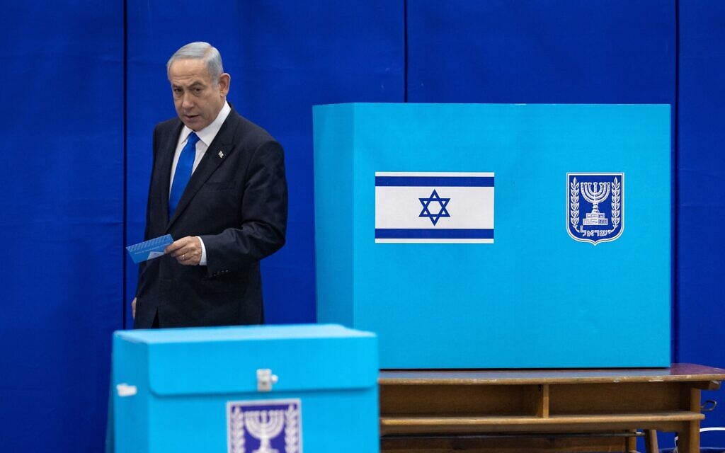 יושב ראש הליכוד, בנימין נתניהו, מצביע בבחירות בקלפי בירושלים, 1 בנובמבר 2022 (צילום: Olivier FitoussiFlash90)