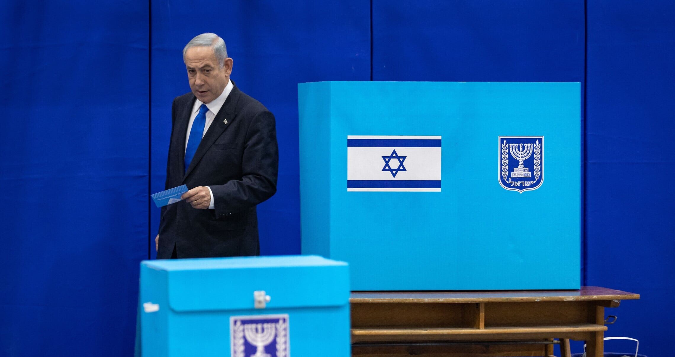יושב ראש הליכוד, בנימין נתניהו, מצביע בבחירות בקלפי בירושלים, 1 בנובמבר 2022 (צילום: Olivier FitoussiFlash90)
