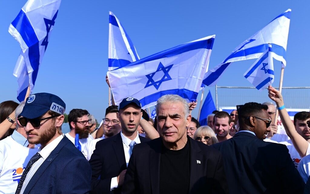 יאיר לפיד, עדיין ראש ממשלה, בהפגנה נגד הממשלה הנכנסת בתל אביב, 9 בדצמבר 2022 (צילום: תומר נויברג/פלאש90)