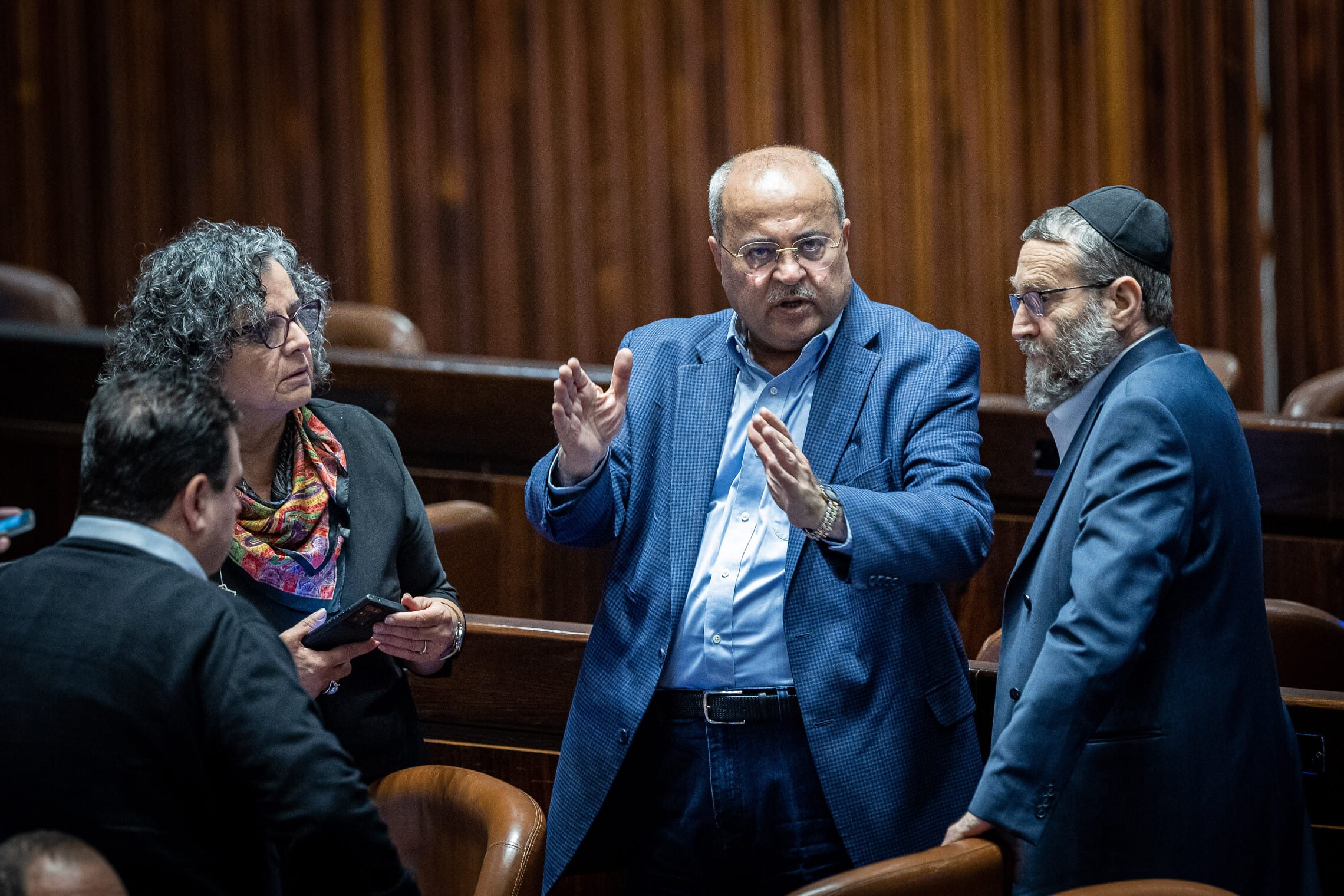 חבר הכנסת משפה גפני משוחח עם חברי הכנסת אחמד טיבי בכנסת, 13 בדצמבר 2022 (צילום: Yonatan Sindel/Flash90)