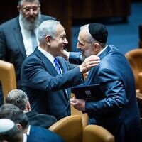 השר אריה דרעי וראש הממשלה בנימין נתניהו מתחבקים ביום השבעת הממשלה החדשה בכנסת, 29 בדצמבר 2022 (צילום: Yonatan Sindel/Flash90)