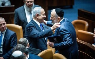 השר אריה דרעי וראש הממשלה בנימין נתניהו מתחבקים ביום השבעת הממשלה החדשה בכנסת, 29 בדצמבר 2022 (צילום: Yonatan Sindel/Flash90) השר אריה דרעי וראש הממשלה בנימין נתניהו מתחבקים ביום השבעת הממשלה החדשה בכנסת, 29 בדצמבר 2022 (צילום: Yonatan Sindel/Flash90)