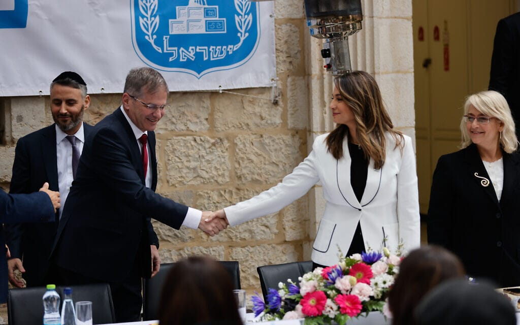 יפעת שאשא ביטון ויואב קיש בטקס חילופי השרים במשרד החינוך בירושלים, 1 בינואר 2023 (צילום: אוליבייה פיטוסי, פלאש 90) יפעת שאשא ביטון ויואב קיש בטקס חילופי השרים במשרד החינוך בירושלים, 1 בינואר 2023 (צילום: אוליבייה פיטוסי, פלאש 90)
