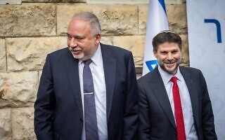 בצלאל סמוטריץ' ואביגדור ליברמן בטקס חילופי שרים במשרד האוצר, 1 בינואר 2023 (צילום: יונתן זינדל/פלאש90) בצלאל סמוטריץ' ואביגדור ליברמן בטקס חילופי שרים במשרד האוצר, 1 בינואר 2023 (צילום: יונתן זינדל/פלאש90)