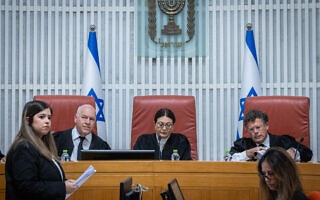 השופט יצחק עמית, הנשיאה אסתר חיות והמשנה לנשיאה עוזי פוגלמן בדיון בג"ץ על העתירות נגד מינוי אריה דרעי לשר, 5 בינואר 2023 (צילום: יונתן זינדל/פלאש90) השופט יצחק עמית, הנשיאה אסתר חיות והמשנה לנשיאה עוזי פוגלמן בדיון בג"ץ על העתירות נגד מינוי אריה דרעי לשר, 5 בינואר 2023 (צילום: יונתן זינדל/פלאש90)