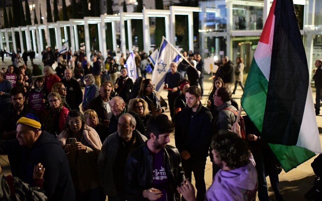 מפגין נושא את דגל פלסטין בהפגנה נגד הממשלה בכיכר הבימה, 7 בינואר 2023 (צילום: תומר נויברג/פלאש90)