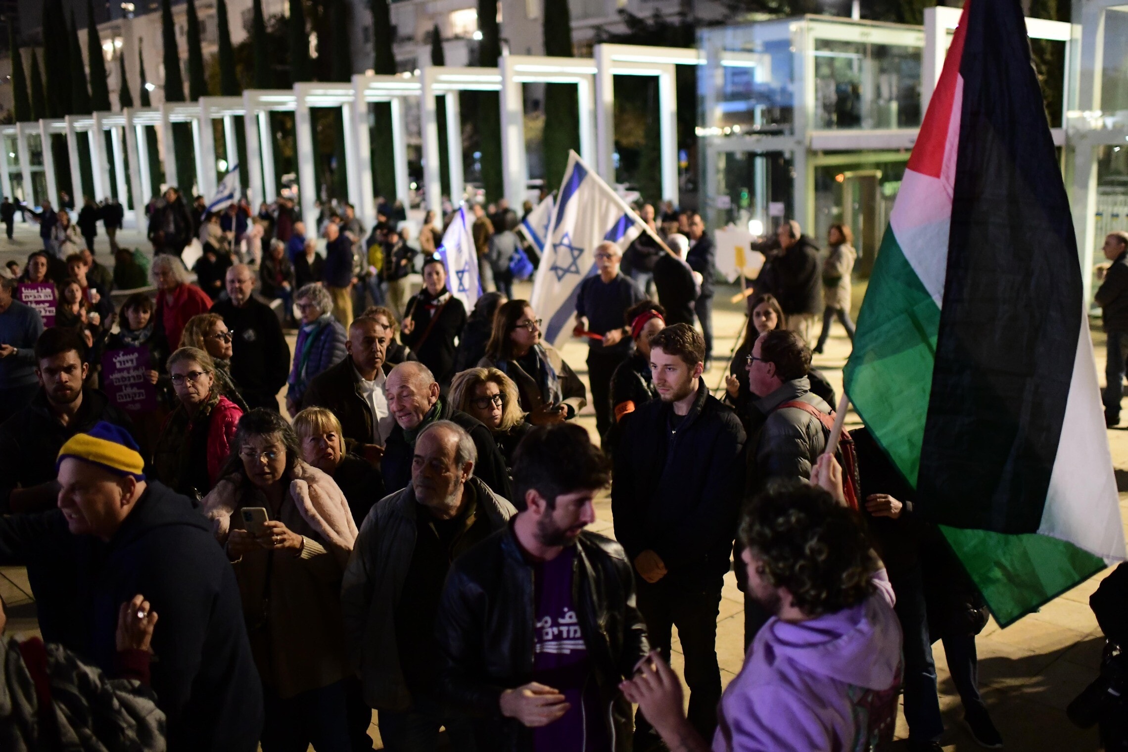 מפגין נושא את דגל פלסטין בהפגנה נגד הממשלה בכיכר הבימה, 7 בינואר 2023 (צילום: תומר נויברג/פלאש90)