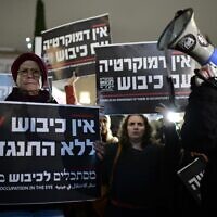 מפגינים נגד מדיניות ממשלת בנימין נתניהו השישית בכיכר הבימה בתל אביב, 14 בינואר 2023