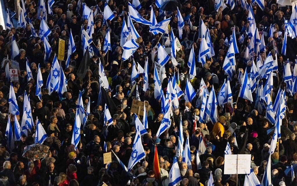עשרות אלפי מפגינים נאספו בכיכר הבימה במחאה על התוכנית לשנות את שיטת המשטר בישראל, 14 בינואר 2023 (צילום: יונתן זינדל/פלאש90)