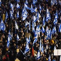 עשרות אלפי מפגינים נאספו בכיכר הבימה במחאה על התוכנית לשנות את שיטת המשטר בישראל, 14 בינואר 2023 (צילום: יונתן זינדל/פלאש90)