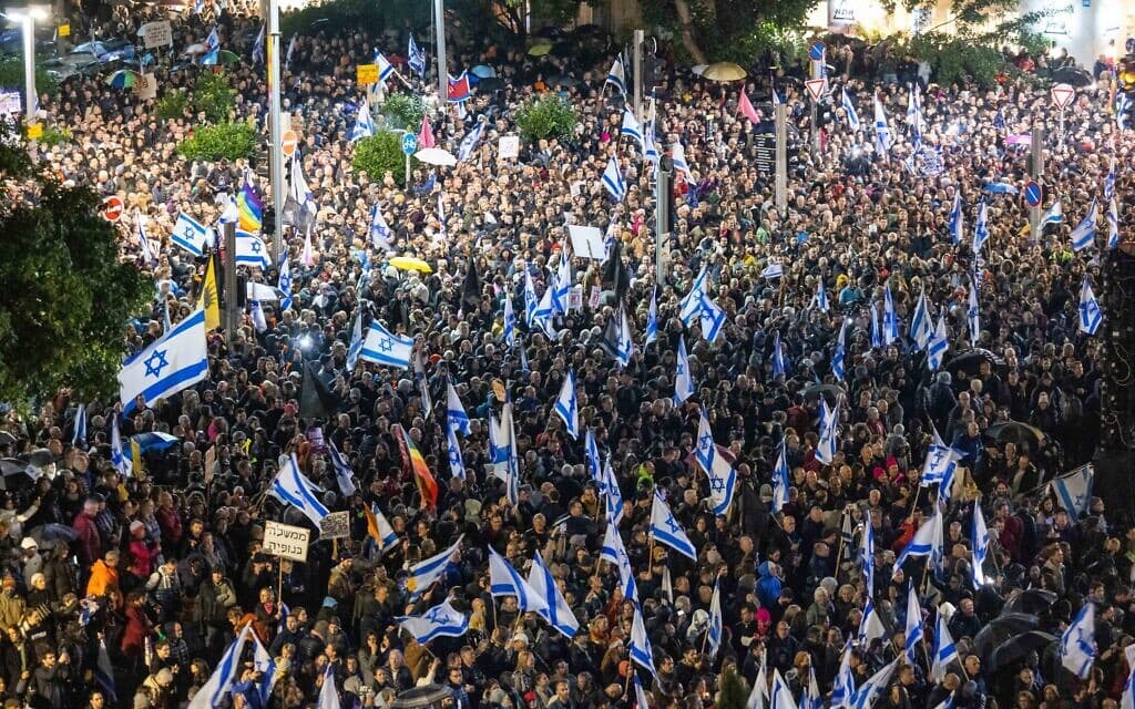 עשרות אלפי אזרחים הפגינו בכיכר הבימה בת"א כנגד רפורמת לוין, 14 בינואר 2023 (צילום: יונתן זינדל/פלאש90)