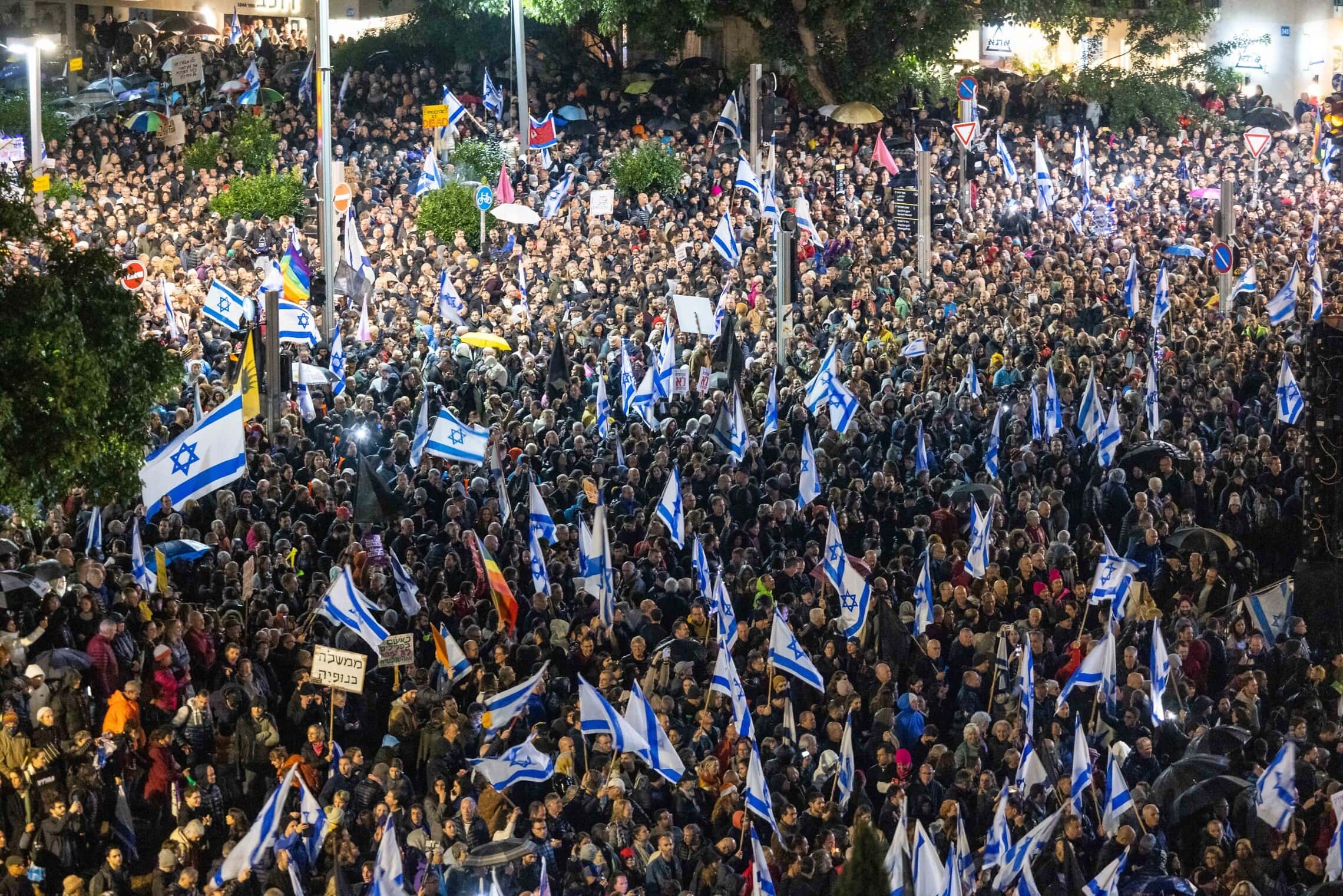 עשרות אלפי אזרחים הפגינו בכיכר הבימה בת