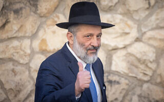 אריה דרעי נראה מחוץ לביתו בירושלים ביום שלמחרת פסק הדין של בג"ץ שקבע כי אינו יכול לכהן כשר, 19 בינואר 2023 (צילום: יונתן זינדל/פלאש90) אריה דרעי נראה מחוץ לביתו בירושלים ביום שלמחרת פסק הדין של בג"ץ שקבע כי אינו יכול לכהן כשר, 19 בינואר 2023 (צילום: יונתן זינדל/פלאש90)