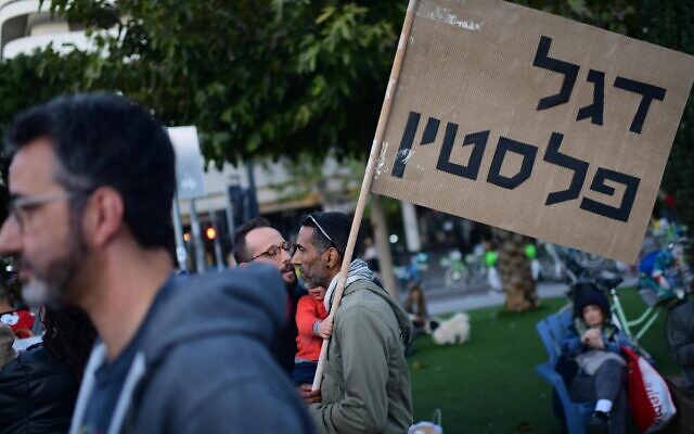 מפגין נגד מדיניות ממשלת נתניהו בתל אביב, 20 בינואר 2023 (צילום: Tomer Neuberg/Flash90)