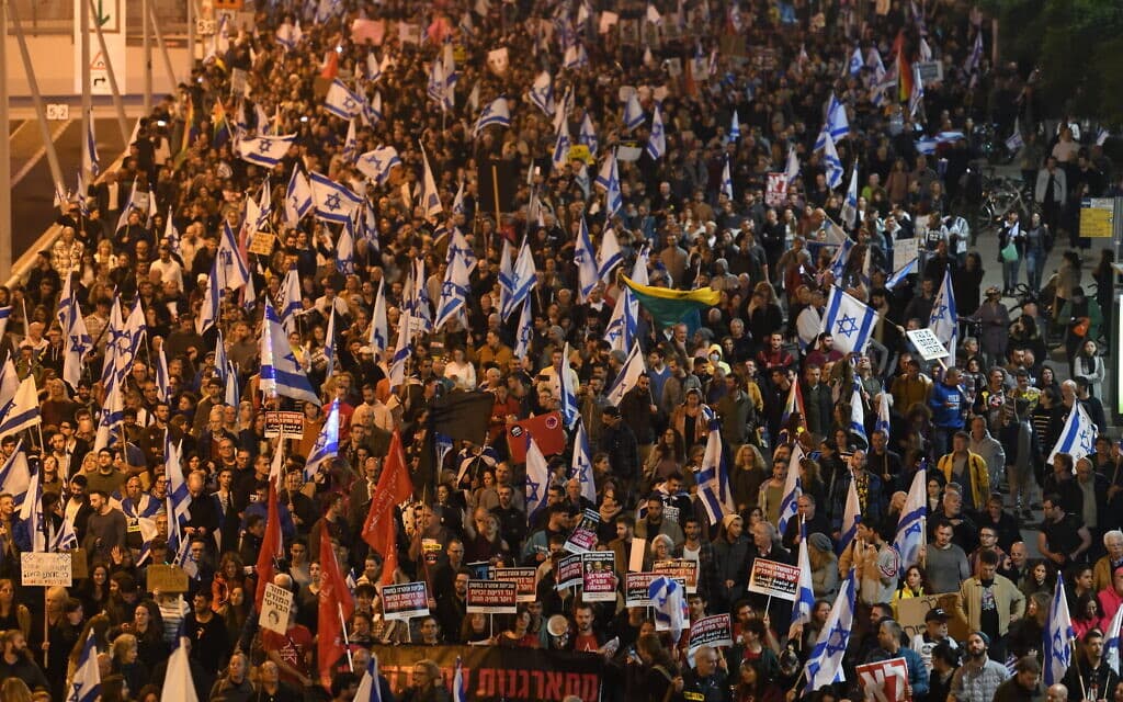 מפגינים בתל אביב המוחים נגד שינויים החוק שמובילה הקואליציה, 21 בינואר 2023 (צילום: גילי יערי, פלאש 90)
