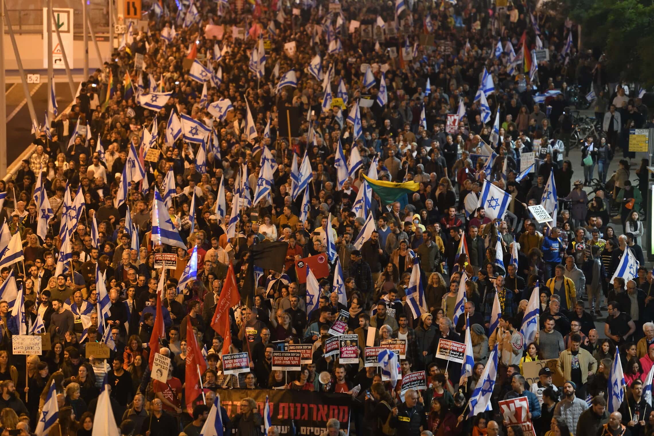 מפגינים בתל אביב נגד הרפורמה המשפטית, 21 בינואר 2023 (צילום: גילי יערי, פלאש 90)